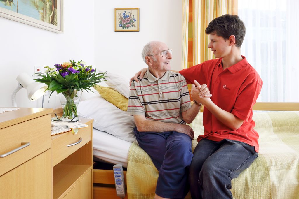 Einfühlungsvermögen, Geduld und Verständnis prägen das Wohn- und Lebensgefühl in jedem Pflegeheim der AWO Schweinfurt Einfühlungsvermögen, Geduld und Verständnis prägen das Wohn- und Lebensgefühl in jedem Pflegeheim der AWO Schweinfurt