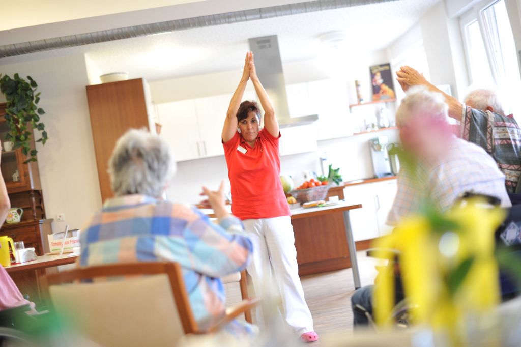 Leichte Gymnastikeinheiten in der Gruppe halten körperlich fit und machen Spaß Leichte Gymnastikeinheiten in der Gruppe halten körperlich fit und machen Spaß