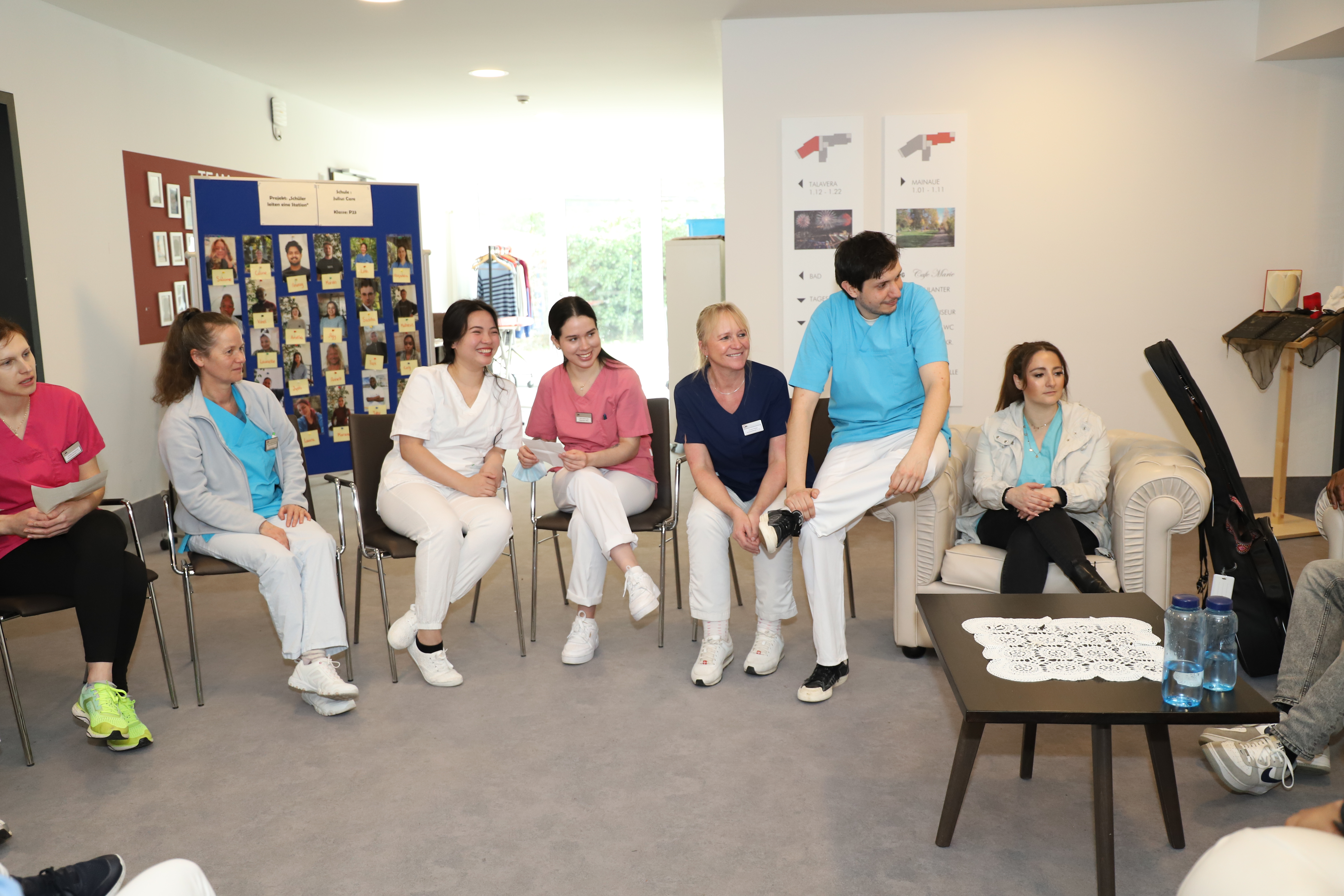 Die Auszubildenden besprechen sich in der Reflexionsrunde