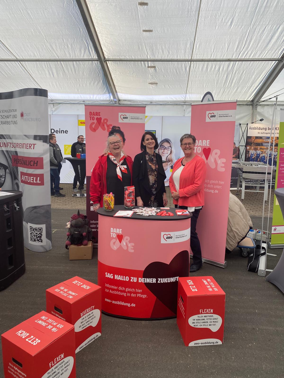 von links nach rechts: Praxisanleitung Andrea Schneider, Pflegedienstleitung Ambulante Pflege Andrea Ortner, Pflegedienstleitung Haus der Senioren Rita Jacob-Ritter von links nach rechts: Praxisanleitung Andrea Schneider, Pflegedienstleitung Ambulante Pflege Andrea Ortner, Pflegedienstleitung Haus der Senioren Rita Jacob-Ritter