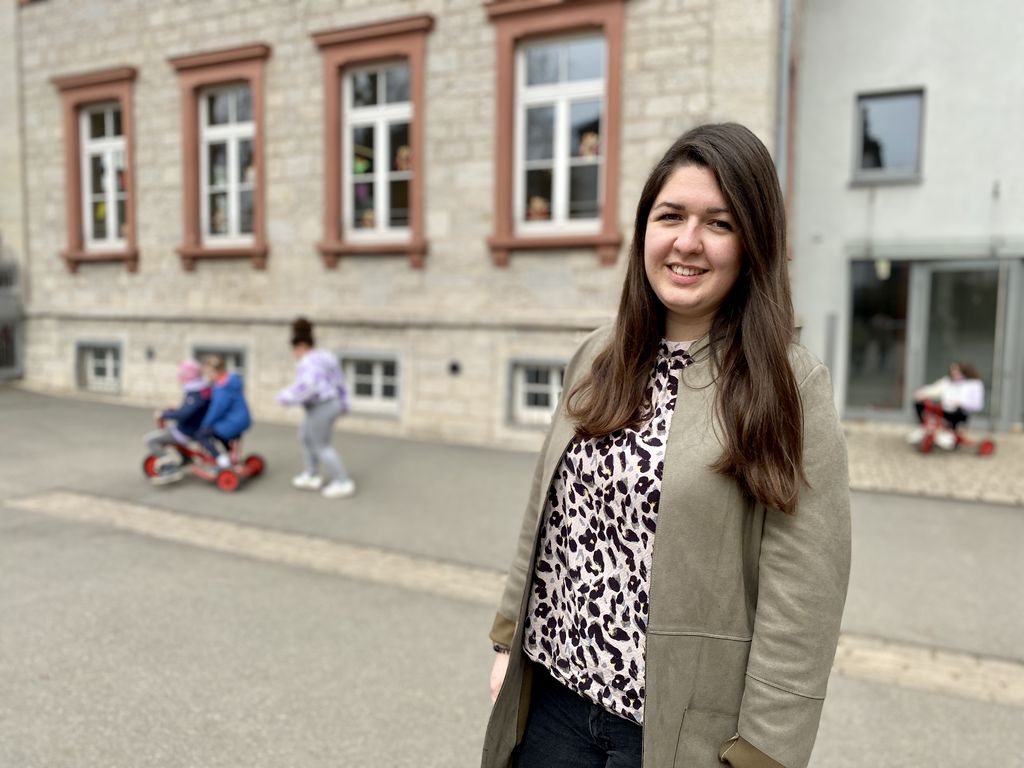 Neue_Einrichtungsleiterin_vor_AWO_Kinder-undSchülerhaus