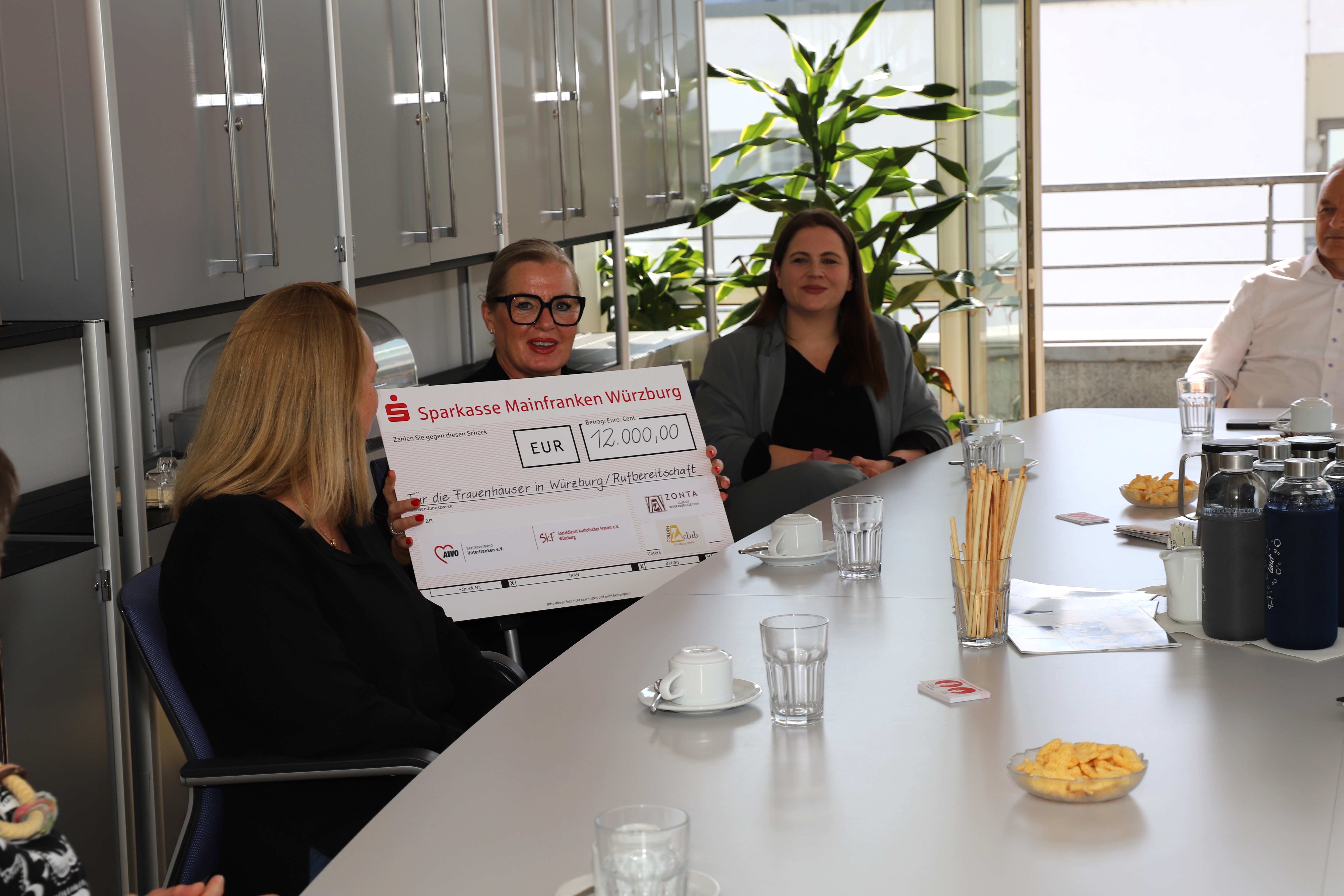 FH_Übergabe_Spende-Zonta_Benefizkonzert_2025 (3) FH_Übergabe_Spende-Zonta_Benefizkonzert_2025 (3)