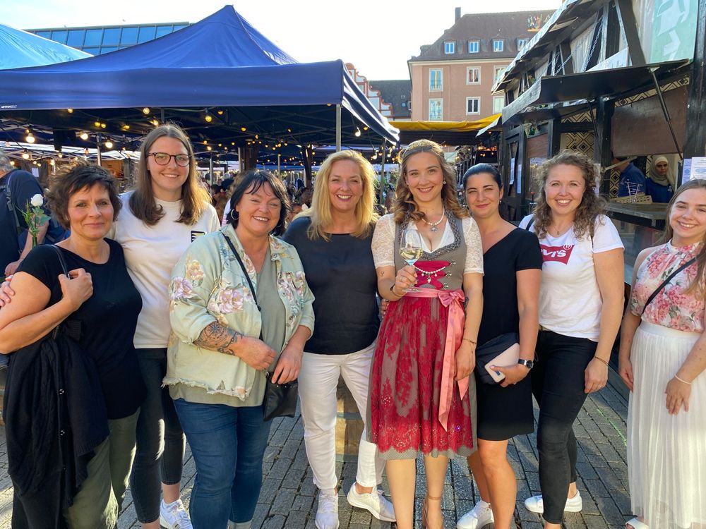 Team Kinderhaus Rasselbande mit Weinprinzessin Francesca Weiß Team Kinderhaus Rasselbande mit Weinprinzessin Francesca Weiß