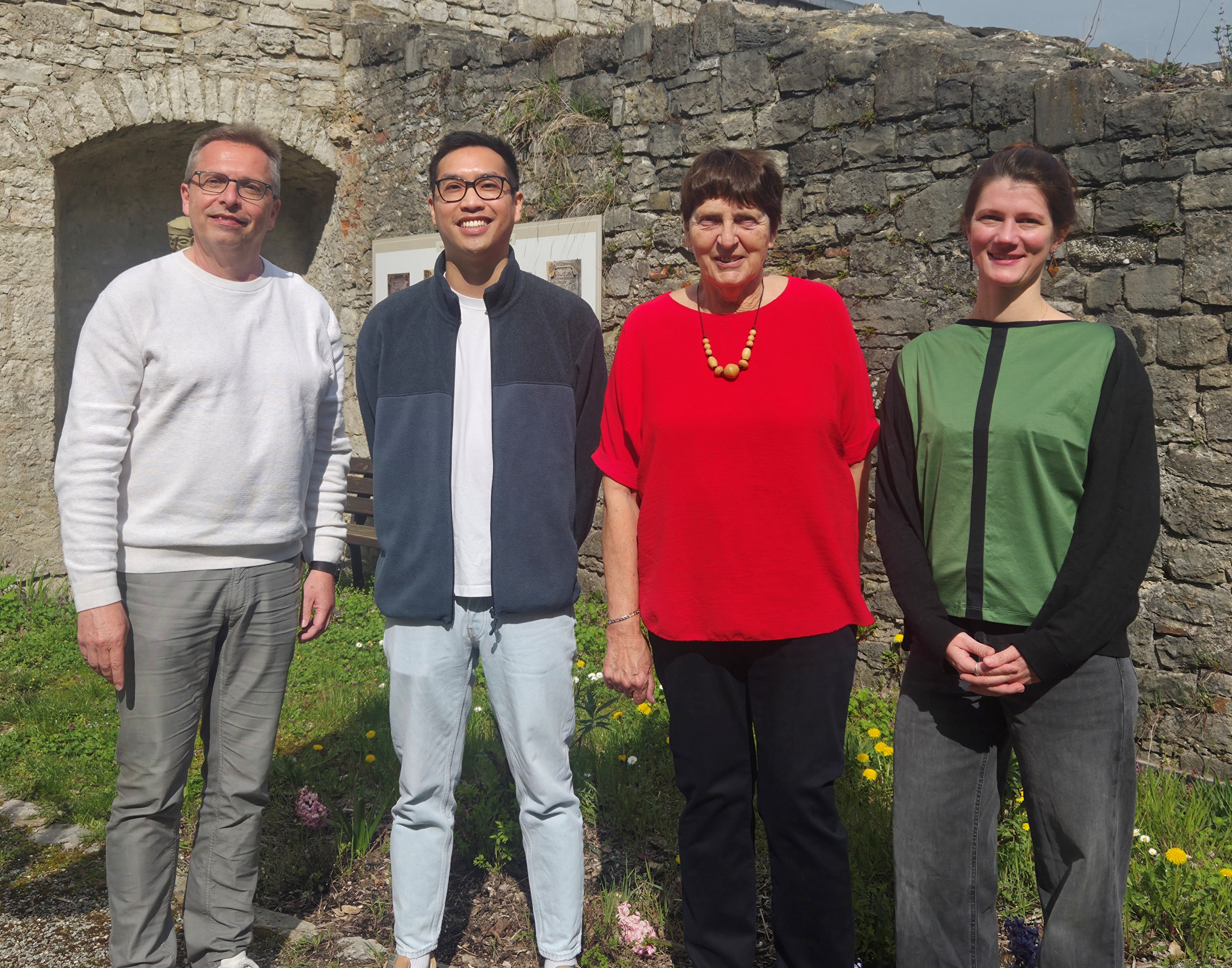 (v.l.n.r.) Alexander Fuchs, Geschäftsführer der Gemeinde Rimpar, Mai Luong, Elke Weippert, 2. Bürgermeisterin und Paula Geßner.